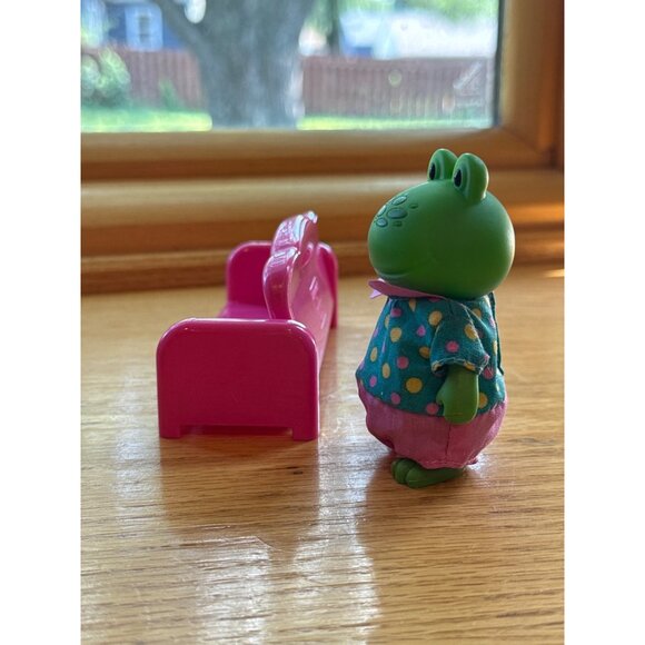 Lil Woodzeez Green Frog Figurine With Pink Couch Set - Picture 5 of 6